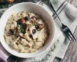 Risotto crémeux aux champignons, garni de thym frais. Une alternative savoureuse au vin blanc pour un risotto parfait.