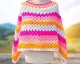 Poncho de lana a crochet, con rayas de colores vibrantes. Aprende como hacer un poncho de lana fácil y rápido.