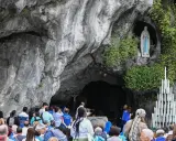 Pielgrzymi gromadzą się przed Grotą Massabielle w Lourdes, by złożyć modlitwę do Matki Bożej z Lourdes o uzdrowienie.