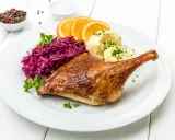 Pieczona kaczka z purée ziemniaczanym, czerwoną kapustą i pomarańczą. Idealna marynata do kaczki sprawia, że mięso jest soczyste i aromatyczne.