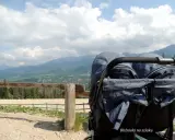 Podwójny wózek gotowy na przygodę. Zastanawiasz się, jakie szlaki z dzieckiem w Zakopanem są najlepsze? Ten widok na Tatry zachęca do odkrywania!