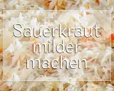 Sauerkraut zu sauer? Hier erfährst du, wie du es milder machst. Nahaufnahme von Sauerkraut mit Karottenstückchen.