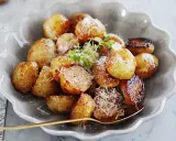 Ugnsrostade småpotatisar med parmesan och örter. Ett perfekt potatis recept för alla tillfällen.