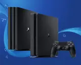 Dwie konsole PS4 i kontroler. Gracze zastanawiają się, kiedy serwery PS4 zostaną wyłączone, ciesząc się grami.