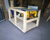 Banco de trabajo casero con sierra de mesa DeWalt. Aprende como hacer un banco de trabajo robusto y móvil para tu taller.