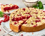 Ein saftiger Johannisbeer Streuselkuchen mit knusprigen Streuseln und frischen roten Johannisbeeren.