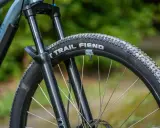 Opona rowerowa "Trail Fiend" z widocznym bieżnikiem, zwijana, gotowa na terenowe wyzwania.