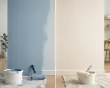 Pittura lavabile: un lato blu, un lato beige, con secchi e rulli. Valutare i pro e contro per il tuo progetto.