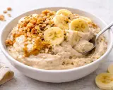 Kremowe lody bananowe z orzechami i polewą karmelową, idealne na deser.