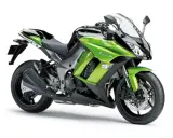 Zielony Kawasaki Z1000, sportowy motocykl, gotowy do jazdy z mocą V-max.