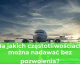 Samolot na lotnisku. Pytanie o to, na jakich częstotliwościach można nadawać bez pozwolenia.
