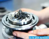 Dłonie mechanika składają turbosprężarkę. Czy to jest turbo dziura?