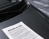Wniosek do UFG na masce samochodu. Dokument dotyczy umorzenia kary za brak OC.