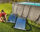 Man kopplar solceller till poolen för att värma upp vattnet.