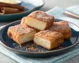 Porción de leche frita, rebozada en canela y azúcar. Los ingredientes básicos para esta delicia.