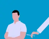 En person får ett vaccin. En läkare ger en injektion, kanske för att skydda mot gula febern.
