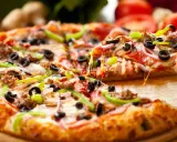 Aromatyczna pizza z mnóstwem dodatków, ciągnącym serem i chrupiącym ciastem. To najlepsza pizza przepis, jaki kiedykolwiek próbowałeś!