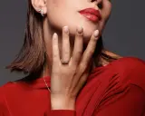 Un anello trilogy, un gioiello che celebra ogni momento speciale. Dettagli luminosi su una mano elegante.
