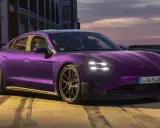 Ein violetter Porsche Taycan, ein Meisterwerk der Elektromobilität, steht im Abendlicht. Verschiedene Porsche Taycan Modelle begeistern mit ihrem Design.