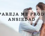 Pareja se mira con ternura, pero la ansiedad puede hacer que mi pareja se aleje.