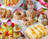 Wielkanocne potrawy: babka, kiełbaski, jajka faszerowane, sernik i słodkości. Lista przysmaków na święta.
