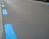 Marcas azules en el asfalto indican zona de aparcamiento regulado. Si no pagaste, así podrías saber si te han multado en zona azul.