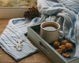 Ciepła herbata, orzechy i miękki sweter tworzą idealną atmosferę na długi weekend listopad.