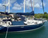 Voilier bleu "Iguana" au mouillage, sous un ciel bleu et nuageux. La magie du soleil sur l'eau, 44 avis.