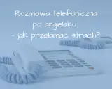 Rozmowa telefoniczna po angielsku - jak przełamać strach? Biały telefon na jasnoniebieskim tle.