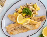 Gebratene Seelachsfilets mit Kartoffelsalat und Zitrone. Leckere Seelachsfilet Rezepte Pfanne für ein schnelles Abendessen.