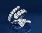 Anello con 5 diamanti a cuore, simbolo di amore eterno. Un gioiello prezioso che racconta una storia.
