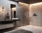 Elegante doccia walk in con pannelli in vetro rigato e profili dorati, ideale per sfruttare al meglio gli spazi con misure minime.