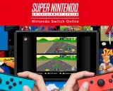 Ręce trzymające Joy-Cony do Nintendo Switch, grające w klasyczne gry z SNES. Dostępne dzięki usłudze Nintendo Switch Online.