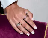 Mano con anelli che raccontano storie, ognuno con un profondo significato. Un tocco di eleganza e un promemoria di legami preziosi.