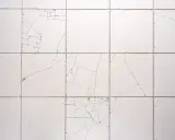 Uszkodzone płytki ceramiczne, widoczne pęknięcia tworzą mozaikę. Reklamacja płytek po położeniu jest konieczna.