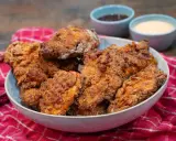 Knuspriges Hähnchen nach KFC-Art, perfekt mit unserem geheimen KFC Marinade Rezept zubereitet. Dazu gibt es Dips.