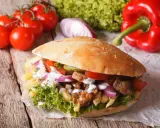 Kebab w cieście: Od 700 do 1100 kcal? Jak jeść świadomie