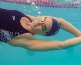 Schwimmerin mit Brille und Badekappe unter Wasser. Jeden Tag schwimmen, vorher nachher.