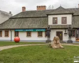 Tarnów atrakcje: Sfinks i egipskie posągi przed budynkiem z napisem "Cyganie Kultura Historia".