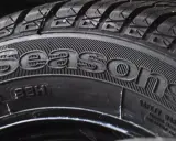 Opony wielosezonowe opinie: szczegół bieżnika z napisem "4Seasons" i oznaczeniem 205/55R16 91H.