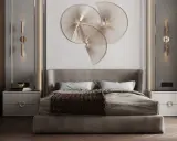 Un'installazione artistica dorata e moderna, perfetta cosa mettere sopra la testata del letto per un tocco di eleganza.