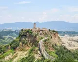 Un borgo medievale su una rupe, perfetto per un weekend fuori porta da Roma. Un ponte pedonale collega il paese alla terraferma.