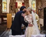 Para całuje się w kościele. To piękny moment ich ślubu kościelnego i cywilnego razem.