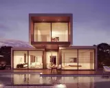 Moderne Villa mit Pool und Terrasse, ideal für den Hausbau planen. Beleuchtete Innenräume und ein schöner Abendhimmel.