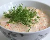 Krämig romsås med dill, perfekt för att lyfta din fiskrätt. Ett enkelt romsås recept som imponerar.