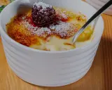 Pyszny deser w kokilkach z maliną i cukrem pudrem. Kremowy środek i karmelizowana skórka zachęcają do spróbowania.