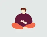 En person sitter i meditationsställning, med slutna ögon och händerna vilande på magen. En bild som påminner om Kristin Neffs arbete med självmedkänsla.