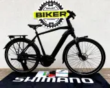 Czarny rower elektryczny z napędem Bosch, stojący przed sklepem Biker Żyrardów. Ortler rower co to za firma? To pytanie zadaje sobie wielu, ale ten model wygląda na solidny.