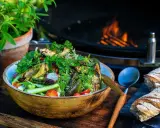 En härlig sallad till grillat, fylld med grillade grönsaker, färska örter och krispiga rädisor. Perfekt som tillbehör till sommarens grillkvällar.