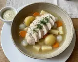 Varm kycklingsoppa med potatis, morötter och lök. Perfekt kycklingfile innertemp. Serveras med en krämig sås.